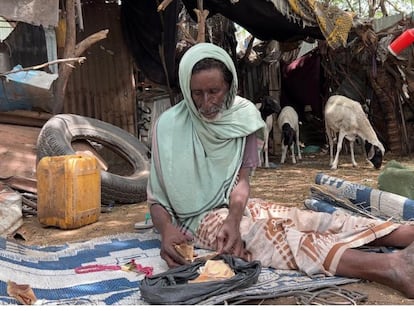 Jalif Farah Shurie vive condiciones infrahumanas porque ha sido repudidado de su comunidad por tener VIH después de que su mujer, violada por hombres armados, le contagiasen el virus.