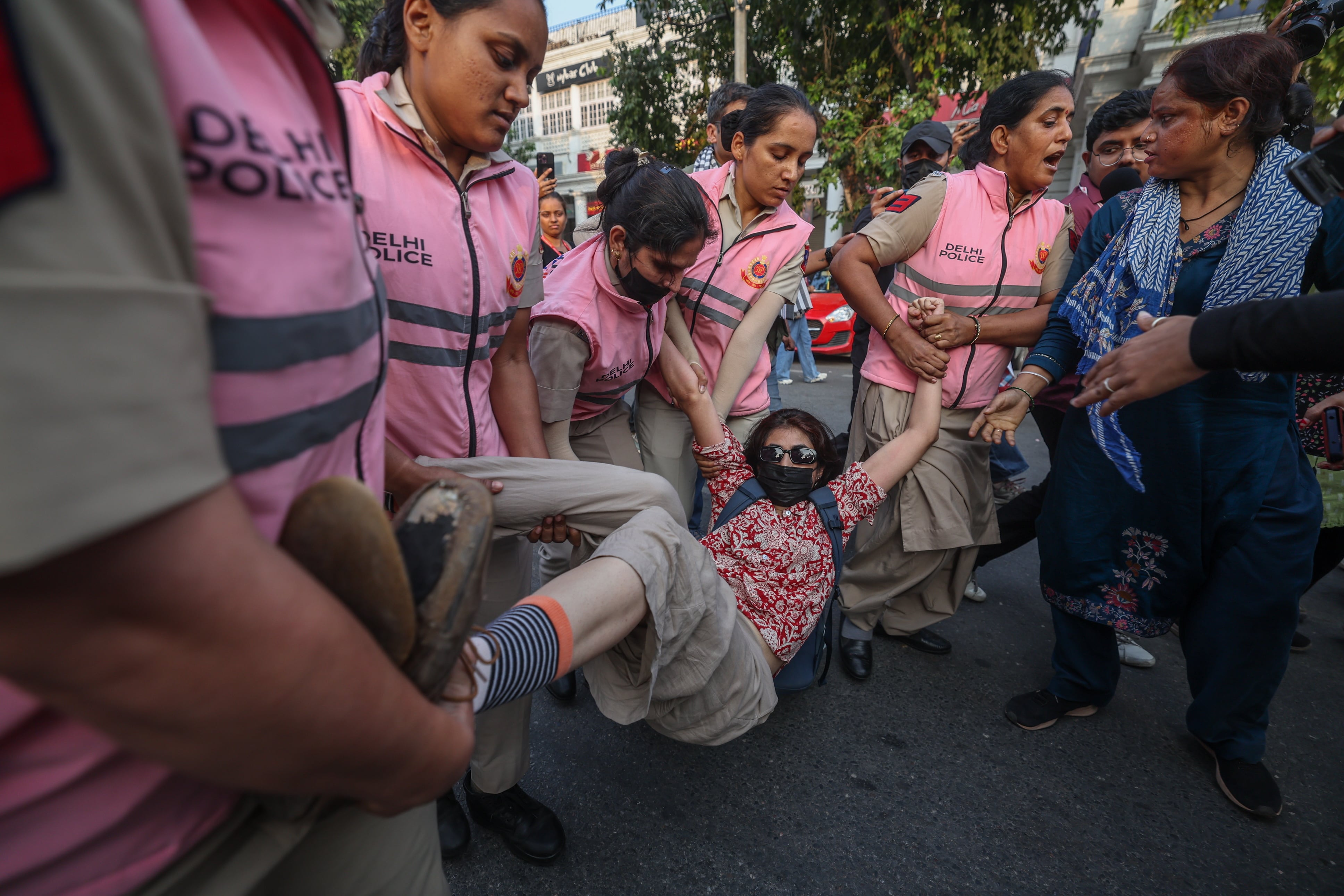 A protest from the "cockroaches" movement in India ends with a thousand detainees in New Delhi