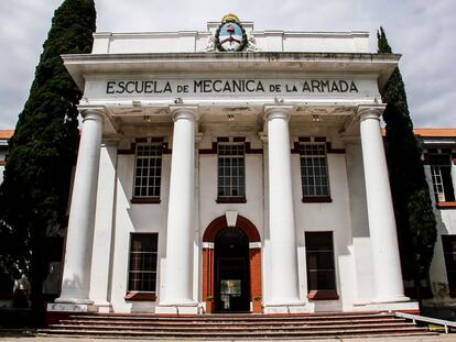 Fachada de la exEsma, en Buenos Aires.