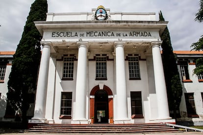 Fachada de la exEsma, en Buenos Aires.