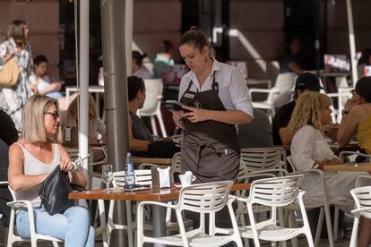 Una camarera de una cafetería del centro de Sevilla este jueves.