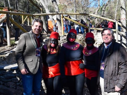 El presidente del PPCV, Carlos Mazón, con los pajes antes de la Cabalgata de Alcoy de 2023.