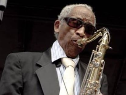 El saxofonista de jazz Von Freeman, durante una actuación.