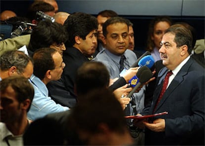 El jefe de la diplomacia iraquí, Hoshyar Zebari, habla con los periodistas tras reunirse con sus homólogos europeos.