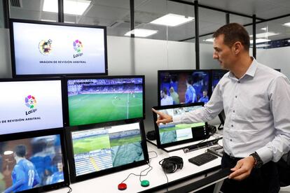 El colegiado Carlos Clos Gómez, durante la presentación del proyecto VAR que se utilizará por primera vez en La Liga.