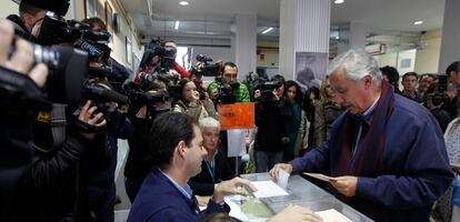 El presidente del PP andaluz, Javier Arenas, vota en Sevilla.