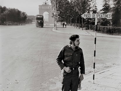 La icónica imagen del Che Guevara captada por César Lucas en Madrid en 1959. En vídeo, el fotógrafo selecciona y explica cinco instantáneas que han marcado su trayectoria profesional.