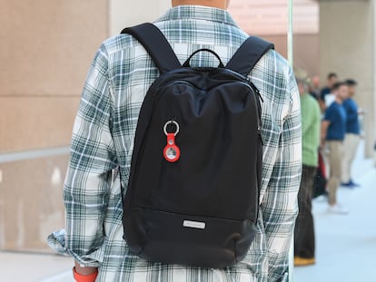 Una persona lleva el rastreador AirTag de Apple en su mochila.