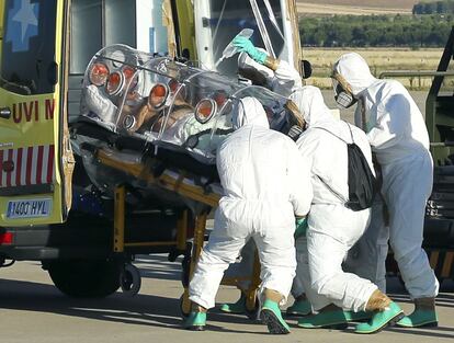 El sacerdote de la Orden de San Juan de Dios es el primer europeo infectado con el virus del Ébola que es trasladado al continente tras el brote de la epidemia.