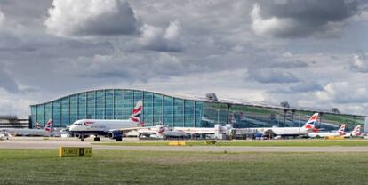 Aviones de British Airways junto a la terminal 5 del aeropuerto londinense de Heathtrow.