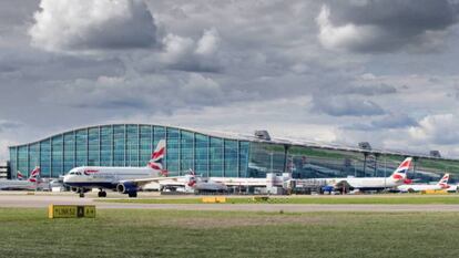 Aviones de British Airways junto a la terminal 5 del aeropuerto londinense de Heathtrow.