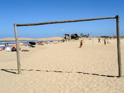 Un campo de f&uacute;tbol en la arena en la costa uruguaya de Rocha. 