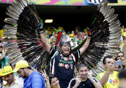 Torcedor mexicano celebra o fim da partida (0 x 0).