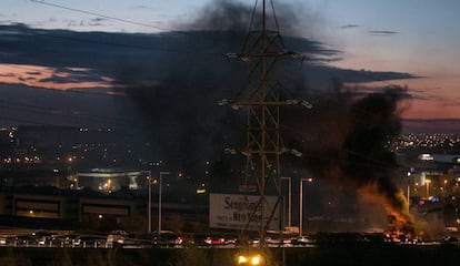 Tall de trànsit amb foc a la ronda de Dalt a l'altura de Cornellà.