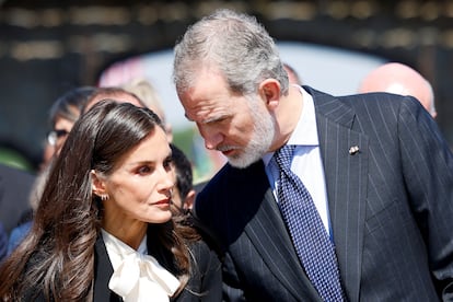Los Reyes conversan durante el acto conmemorativo en Mauthausen, este domingo.