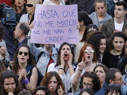 Concentración en repulsa a la sentencia de la Manada  frente al ayuntamiento de València.