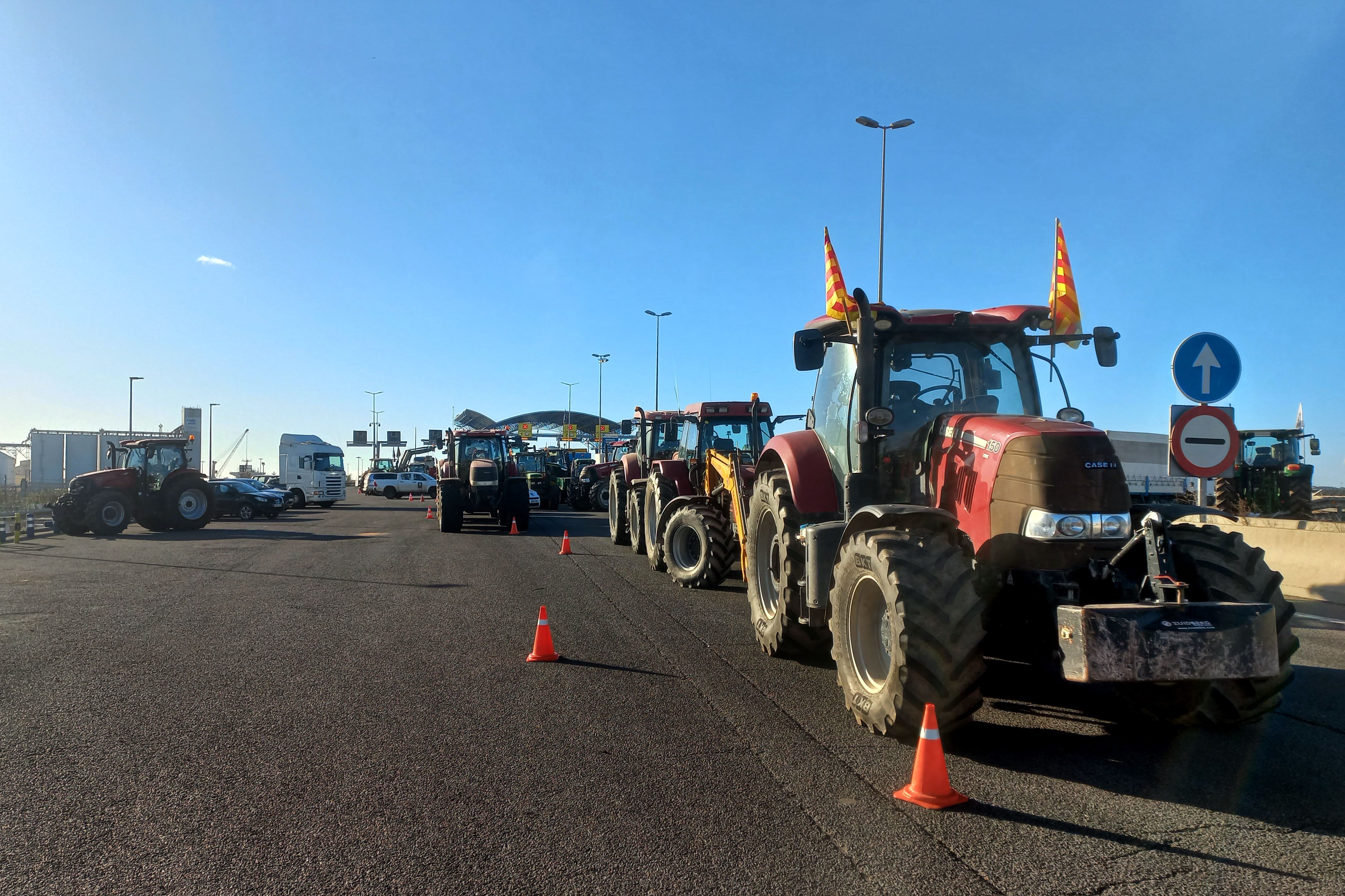 Los agricultores abren un carril en el puerto de Tarragona tras lograr una reunión con Illa