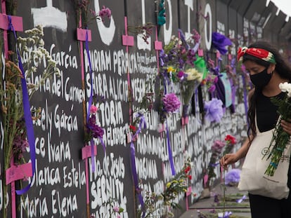 Una joven, en la valla instalada frente a Palacio Nacional para el Día Internacional de la Mujer el 7 de marzo.