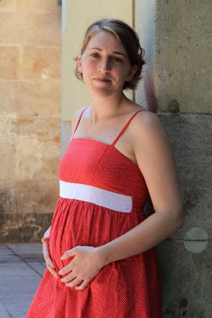 Sara Youx luce su embarazo de cuatro meses.