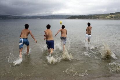 Ba&ntilde;istas disfrutando de la playa 