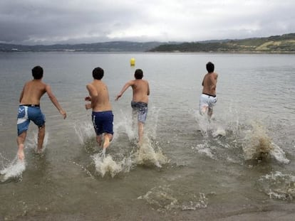 Ba&ntilde;istas disfrutando de la playa 