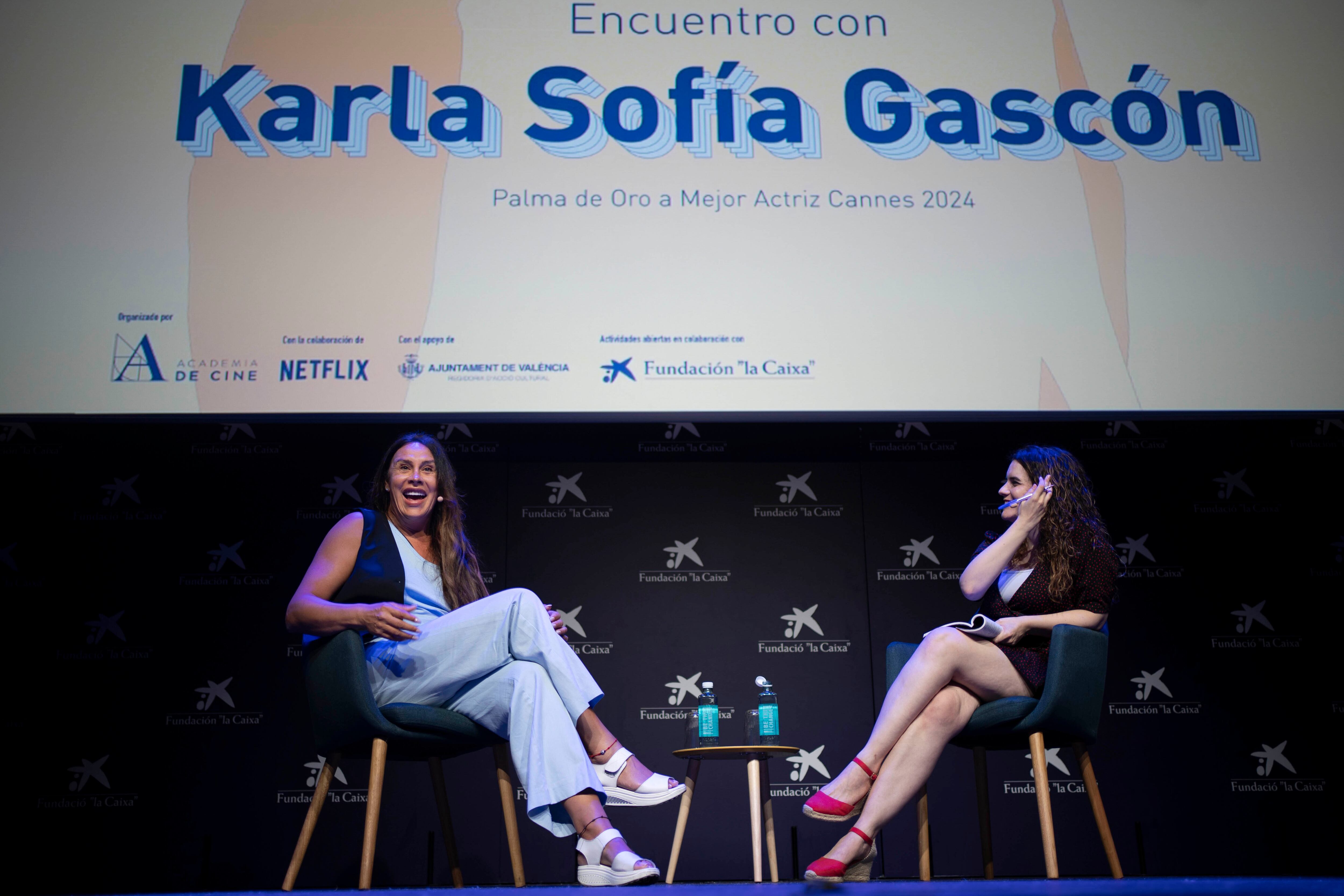 La actriz Karla Sofía Gascón y la periodista Lucía Márquez, en el coloquio de Caixaforum.