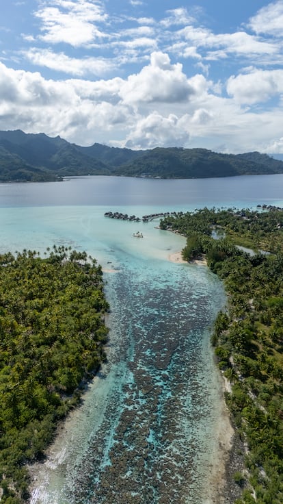 Vista rea de la laguna junto a la isla de Raiatea. 