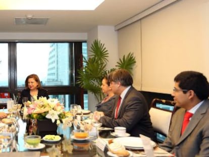 La fiscal Arely Gómez en una reunión el viernes con el grupo de expertos.