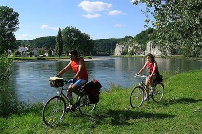 A unos 50 kilmetros al este de la ciudad fortificada de Ingolstadt, en Baviera, empieza uno de los tramos ms hermosos del recorrido por el Danubio en Alemania.