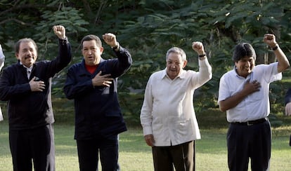El presidente de Nicaragua Daniel Ortega, el fallecido presidente venezolano Hugo Chávez, el expresidente cubano Raúl Castro y el presidente boliviano Evo Morales levantan los puños mientras posan para la foto oficial de la Alternativa Bolivariana para las Américas (ALBA) el 13 de diciembre de 2009, en La Habana.