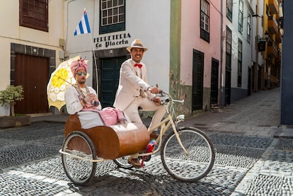 El Carnaval de los Indianos, que se celebra todos los años el lunes de carnaval en la Isla Bonita —en 2025, este 3 de marzo—, nace en Santa Cruz de La Palma, capital de la isla canaria, a raíz de la vuelta de los palmeros que emigraron a Cuba y regresaron enriquecidos tras hacer las Américas, cuando era mucho más fácil viajar a Cuba que a la Península. A finales del siglo XIX, estos elegantes repatriados comenzaron a regresar a La Palma con sus elegantes vestidos y trajes blancos, dinero a espuertas, personas de servicio y, sobre todo, con ganas de demostrar lo bien que les había ido. Desde entonces estos indianos fueron imitados y satirizados, y más tarde convertidos en el símbolo de esta fiesta única. Su legado perdura en una celebración anual que mezcla admiración, burla y envidia (por qué no decirlo). 