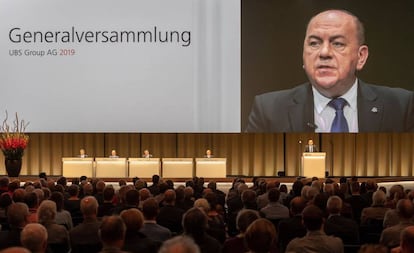 El presidente de UBS, Axel A. Weber, durante la junta de accionistas celebrada hoy. 
