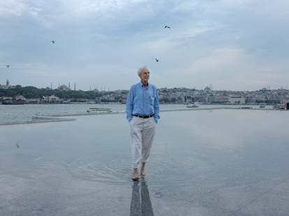 El arquitecto italiano Renzo Piano camina sobre la azotea de Istanbul Modern.