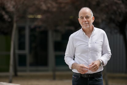 Jesús Santamaría, en el Instituto de Nanociencia y Materiales de Aragón, en Zaragoza, el 10 de julio.