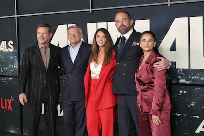 El actor Matt Damon, el director ejecutivo de Netflix, Ted Sarandos, Luciana Barroso (esposa de Damon), el actor y director Ben Affleck y la jefa de contenidos de la plataforma, Bela Bajaria, en el estreno de 'Animals' en Los Ángeles, el 1 de octubre de 2026.