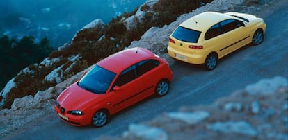 En la imagen, dos Seat Ibiza del 2002. Este coche de la firma perteneciente al grupo Volkswagen se quedó con la medalla de plata del mercado de ocasión, con más de 14.400 unidades.