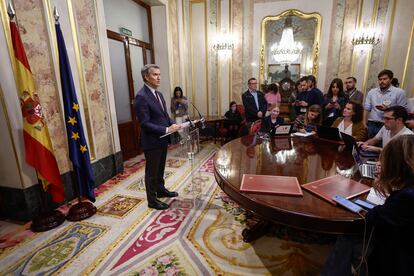 El líder del PP, Alberto Núñez Feijóo, atiende a la prensa en una comparecencia durante el Pleno del Congreso este miércoles.