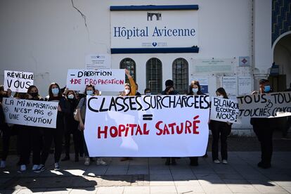 Protesta de estudiantes del instituto de Drancy más afectado por coronavirus ante el hospital Avicena de Seine-Saint-Denis, en Francia.