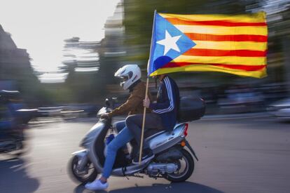  Independentistas comienzan a llegar a los alrededores del Parlamento de Cataluña para asistir a la concentración convocada esta tarde por las plataformas Asamblea Nacional Catalana (ANC) y Òmnium Cultural en apoyo a la declaración unilateral de independencia. 
