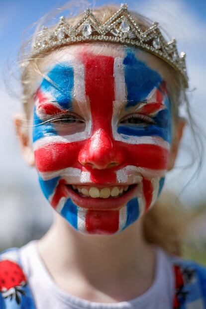 La bandera Union Jack no solo se ha visto en banderolas, manteles y más elementos decorativos. En la imagen, Poppy ha decidido pintarse la cara con ella para asistir al Big Lunch celebrado en Wallace Park, en la localidad de Templepatrick (Irlanda del Norte).