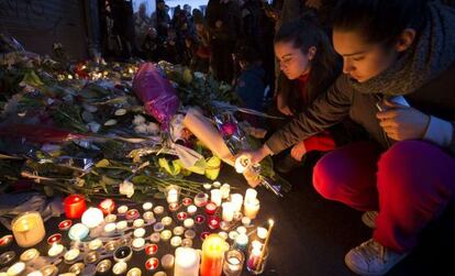 Un grupo de ciudadanos enciende velas en un altar improvisado en Par&iacute;s para homenajear a las v&iacute;ctimas del atentado.