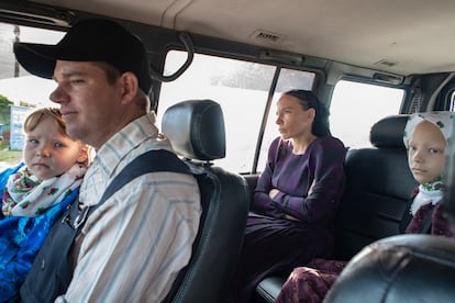 Frans, Eva, la mamá Catarina y la hermanita Anna se dirigen por la carretera Harderman al Instituto Oncológico del Oriente Boliviano para un control después de la segunda sesión de quimioterapia de Eva.