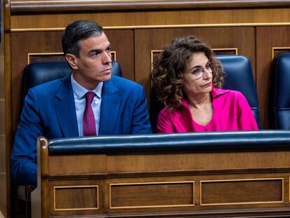 El presidente del Gobierno, Pedro Sánchez, junto a las ministras de Hacienda y Empleo, María Jesús Montero y Yolanda Díaz, este miércoles en el Congreso.