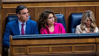 El presidente del Gobierno, Pedro Sánchez, junto a las ministras de Hacienda y Empleo, María Jesús Montero y Yolanda Díaz, este miércoles en el Congreso.