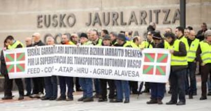 Decenas de camioneros se han concentrado hoy frente a la sede del Gobierno Vasco en Vitoria convocados por la asociación de transportistas Hiru, la Federación de Cooperativas de Transporte de Euskadi, ATAP y la agrupación alavesa de transporte, para llamar la atención sobre la situación del sector.