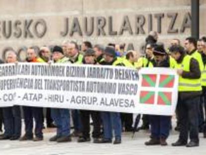Decenas de camioneros se han concentrado hoy frente a la sede del Gobierno Vasco en Vitoria convocados por la asociación de transportistas Hiru, la Federación de Cooperativas de Transporte de Euskadi, ATAP y la agrupación alavesa de transporte, para llamar la atención sobre la situación del sector.