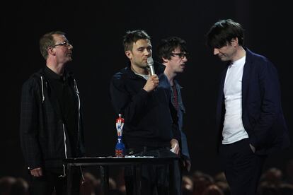 Damon Albarn agradece, junto al resto de miembros de Blur, el premio a la contribución a la música británica.