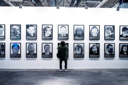 A woman in front of the Santiago Sierra installation that was taken down.