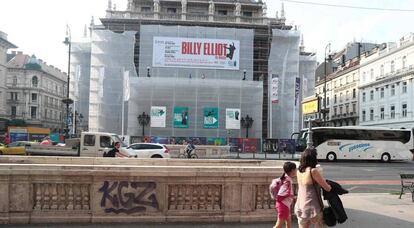 Carteles de 'Billy Elliot' en la Ópera de Budapest. 