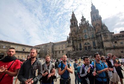 Un grupo de personas aplaude tras los cinco minutos de silencio en recuerdo a las víctimas del accidente ferroviario junto a la Catedral de Santiago de Compostela, 26 de julio de 2013.